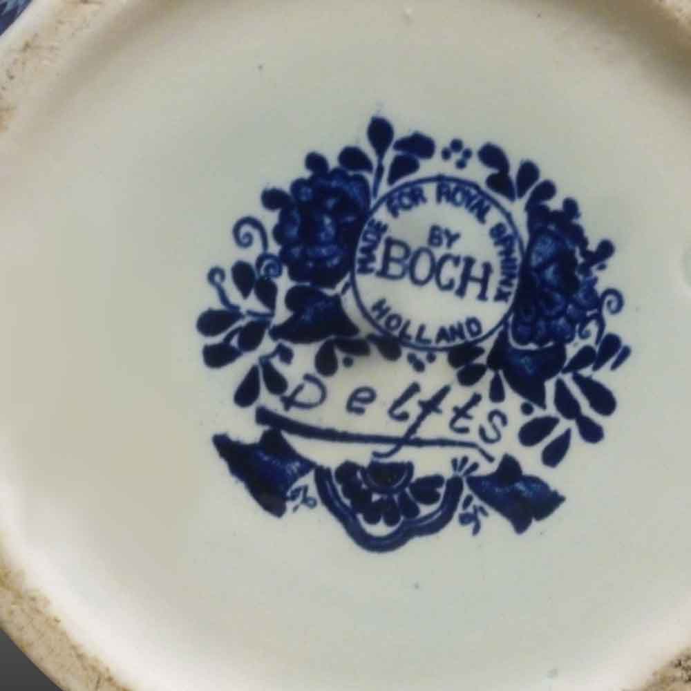 Paire de vases Delft Boch frères XX eme siècle